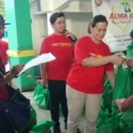 Ilang residente ng San Andres nabiyayaan ng handog pamasko ng PhilHealth
